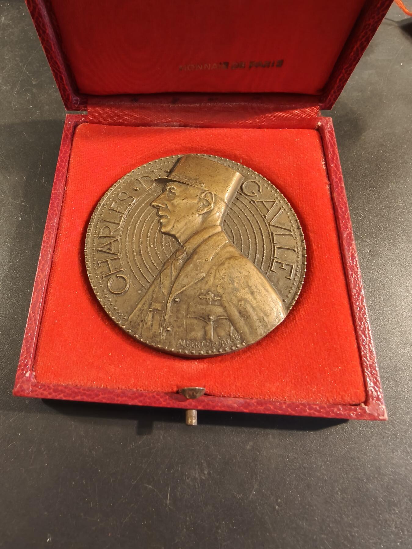 老王徽章第171期 法国临时政府总统戴高乐将军大铜章     高浮雕    原盒     直径68mm     重量164.5g       背面引用名言:法国输掉了一场战役，但法国没有输掉这场战争