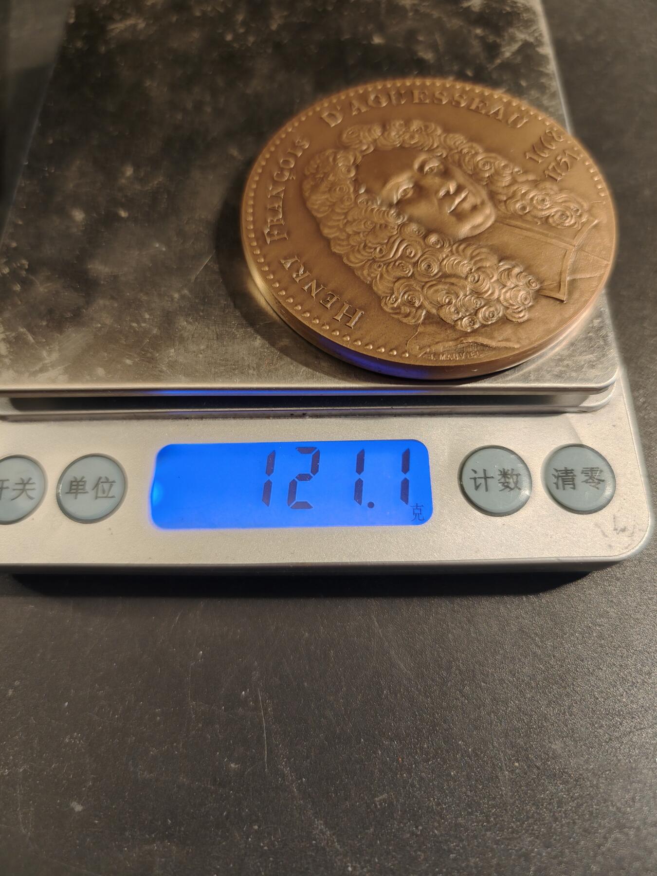 老王徽章第171期  法国公证处与存托银行大铜章 原盒 直径60mm 重量121.1g 正面人物为亨利·弗朗索瓦·达盖索 (1668-1751)，他曾三次担任法国大法官。他被伏尔泰誉为“法国有史以来学识最渊博的法官”。