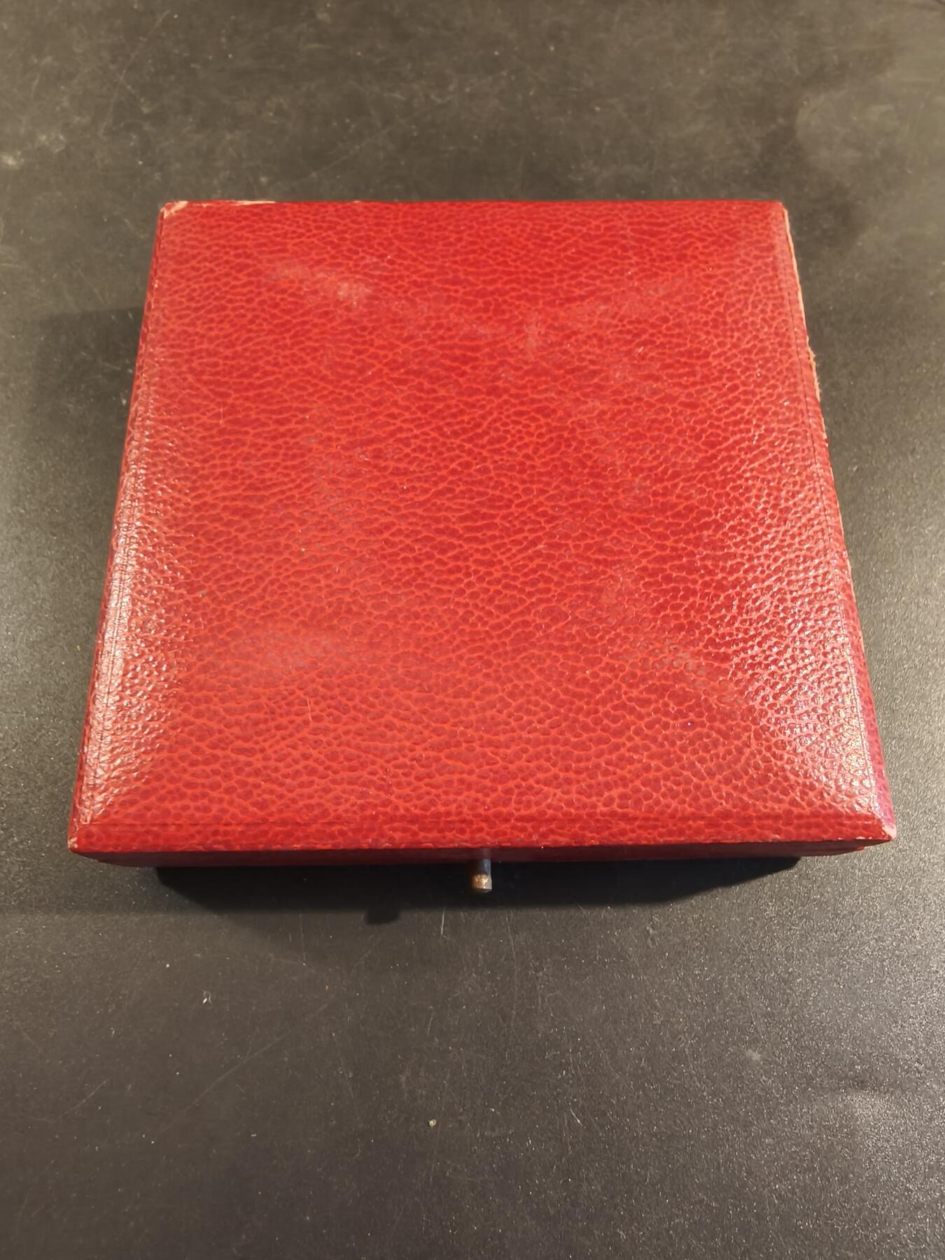 老王徽章第171期 法国临时政府总统戴高乐将军大铜章     高浮雕    原盒     直径68mm     重量164.5g       背面引用名言:法国输掉了一场战役，但法国没有输掉这场战争