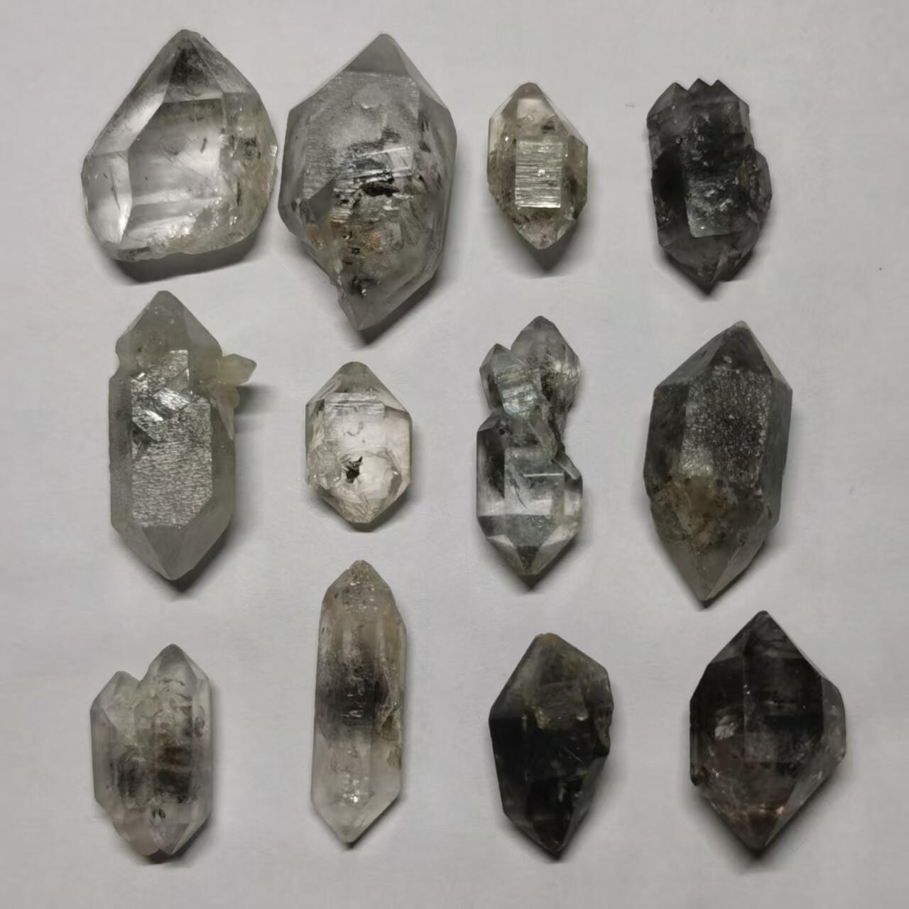 七河·世界钱币杂件水晶矿标小拍（总第31期） 藏家出品 X657 云贵闪灵水晶 多品种 一组 12 件 本件拍品由合作藏家邮寄