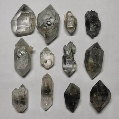 七河·世界钱币杂件水晶矿标小拍（总第31期） - 藏家出品 X657 云贵闪灵水晶 多品种 一组 12 件 本件拍品由合作藏家邮寄