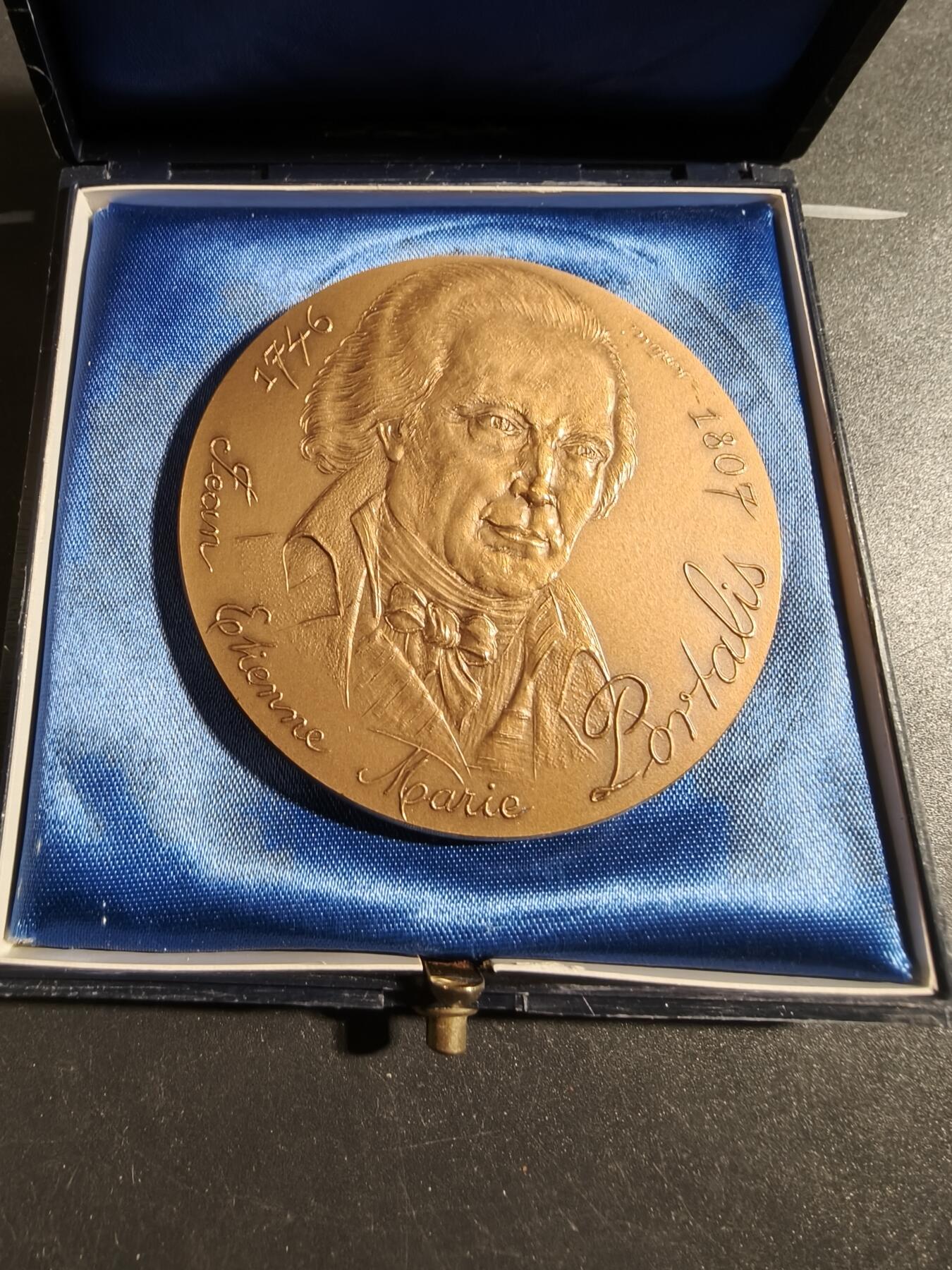 老王徽章第171期 法国存托银行与公证人协会大铜章   原盒   直径60mm    重量115.6g    正面人物是法国著名法学家和政治家波塔利斯。