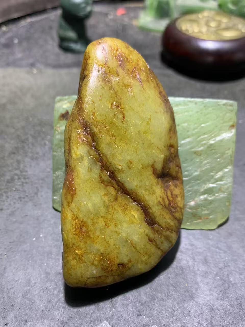 新疆和田玉青黄玉原石一颗，