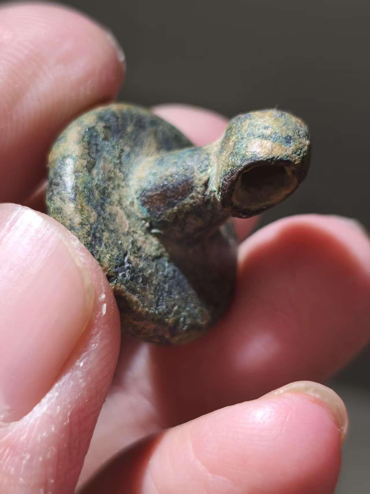 星盘世界钱币十二月二十七日古典币专场 精品！BMAC青铜文化，阿瑟克斯文明早期实心青铜印章，这种跟后期那种镂空的不是一种类型，非常少见，这一枚上面有一个系绳的孔，非常开门的管形穿系，印面是一个很奇怪的图案，这种压印也许是在封泥上使用的，估价300-400欧元