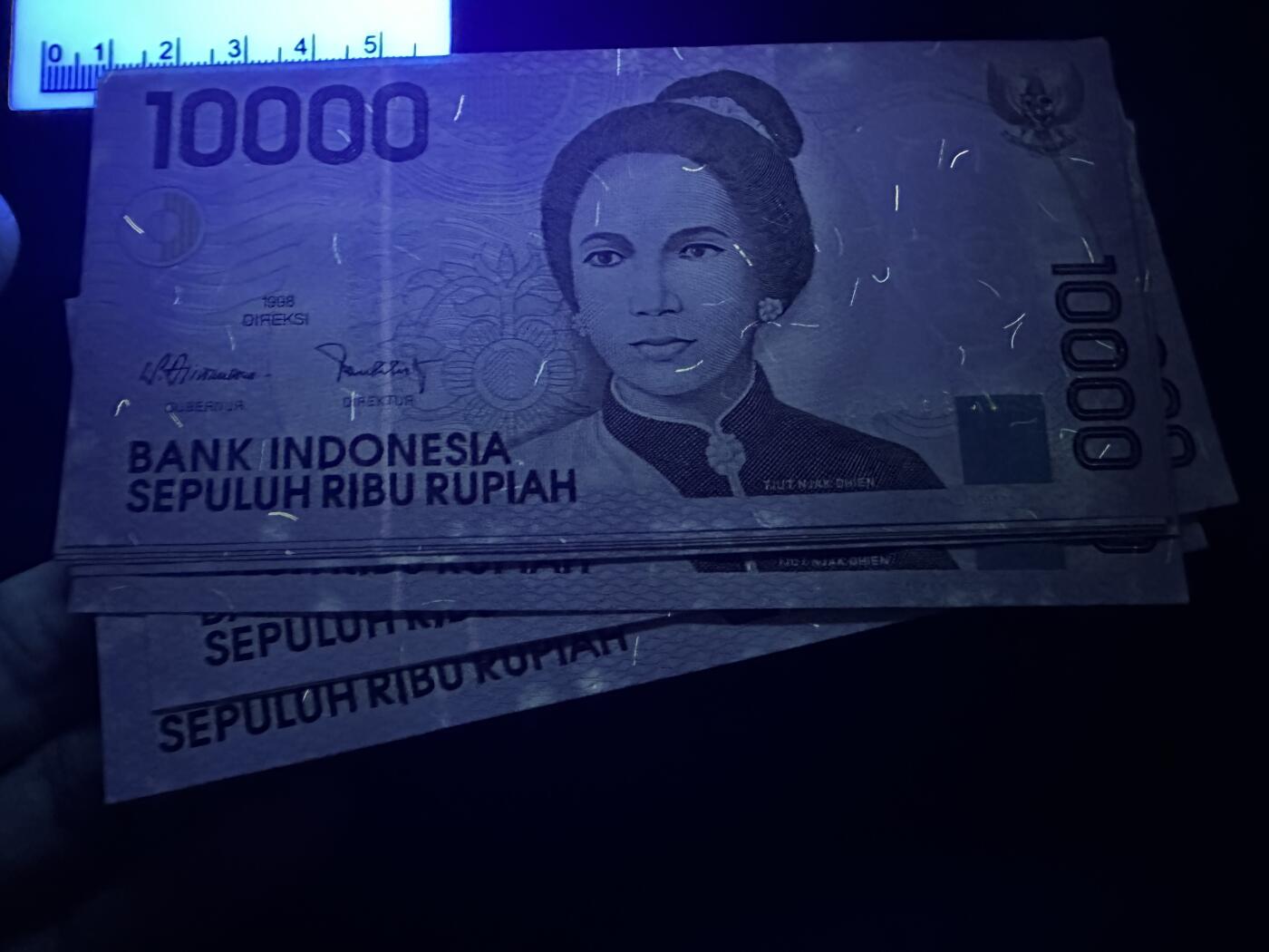 《外钞收藏家》第五百九十六期（精品大拍场）（本平台长期征集拍品、欢迎藏友们联系合作） 印度尼西亚98年1万卢比标十连号（龙目岛林贾尼火山，号码81-90）	UNC 轻微潮