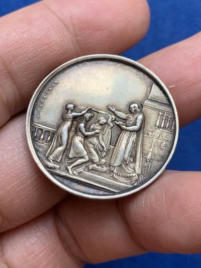 《竞宝斋》第449场 周日，周一，周二  3场连拍 （全场包邮，欢迎送拍） 婚礼银章 背面无刻字 12克 30.2mm 手指银标