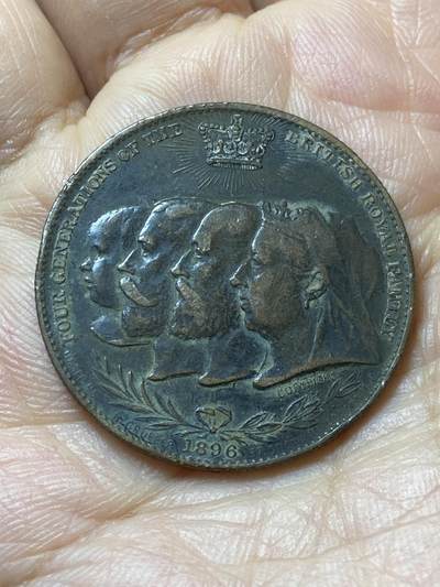 2025年第一百四十四场(总第一百七十场）品种丰富英国一线回流散币年末特拍场第一场(免佣金) - 少见品种–英国🇬🇧1896年纪念章(雷明顿打字机公司委托喜敦厂制造的冠名广告纪念章，纪念萨克森-科堡家族祖孙四代，刻画有维多利亚女王、爱德华七世、乔治五世和幼年的爱德华八世祖孙四人头像)