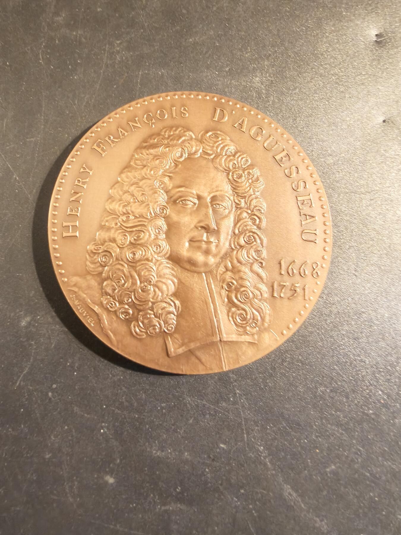老王徽章第171期 法国公证处与存托银行大铜章    原盒     直径60mm    重量121.1g     正面人物为亨利·弗朗索瓦·达盖索 (1668-1751)，他曾三次担任法国大法官。他被伏尔泰誉为“法国有史以来学识最渊博的法官”。