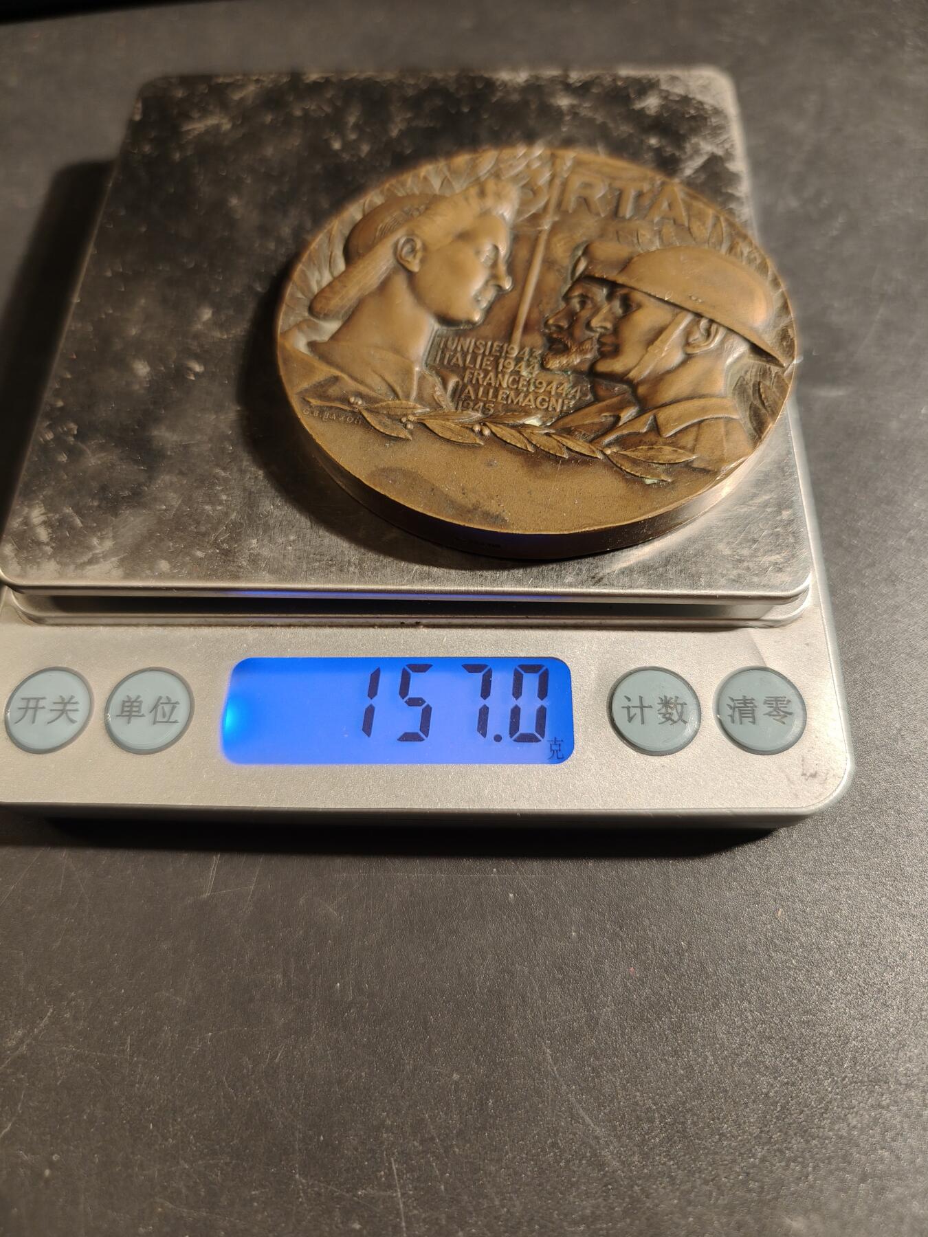 老王徽章第171期 法国二战阿尔及利亚步枪兵第3团大铜章      纪念参加的重要战役：突尼斯（Tunisie 1943）、意大利（Italie 1944）、法国（France 1944-45）、德国（Allemagne 1945）       直径68mm      重量157g