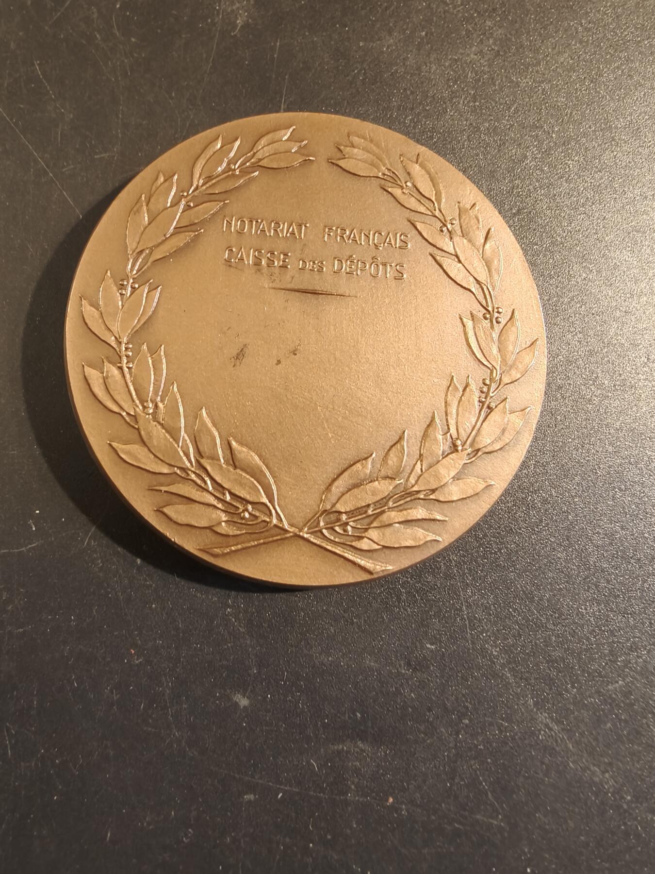老王徽章第171期 法国存托银行与公证人协会大铜章    原盒    直径60mm    重量124g     法国两位著名法学家 Antoine Loisel (1536-1617) 和 Robert-Joseph Pothier (1699-1772) 