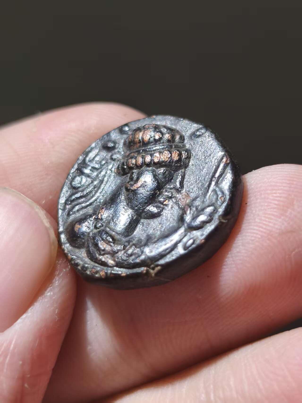 星盘世界钱币十二月二十七日古典币专场 极品！经典品种贵霜帝国大救星soter magas铜币，深打极其的漂亮，也有说法是，这就是威马塔克图，另一种说法是，这是一位与印度塞克有关系的军阀或地方统治者