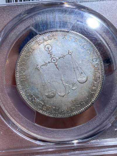 《竞宝斋》第449场 周日，周一，周二  3场连拍 （全场包邮，欢迎送拍） PCGS SP64 蒙巴萨 1888年1卢比银币 PL底板 绚丽五彩包浆 可与不求的状态 蒙巴萨是肯尼亚最大的港口，郑和下西洋最远到达的地方，大热门，吉祥年份 背面支撑小磕
