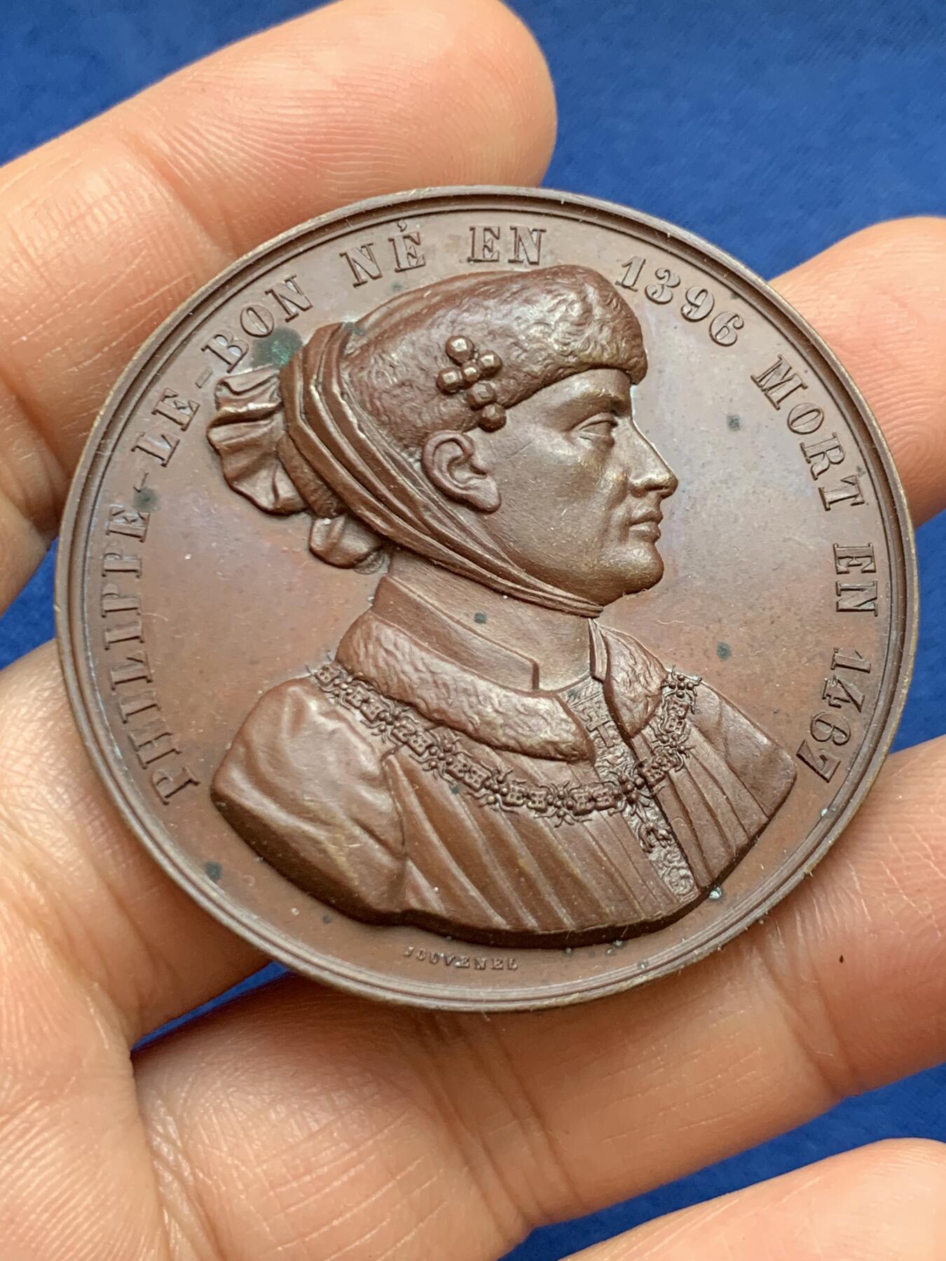 《竞宝斋》第449场 周日，周一，周二  3场连拍 （全场包邮，欢迎送拍） 法国瓦卢瓦王朝勃民第公爵菲利普二世纪念铜章，背面详述了他的历史功绩，超高浮雕，高点保存得非常好，44克，46.5mm