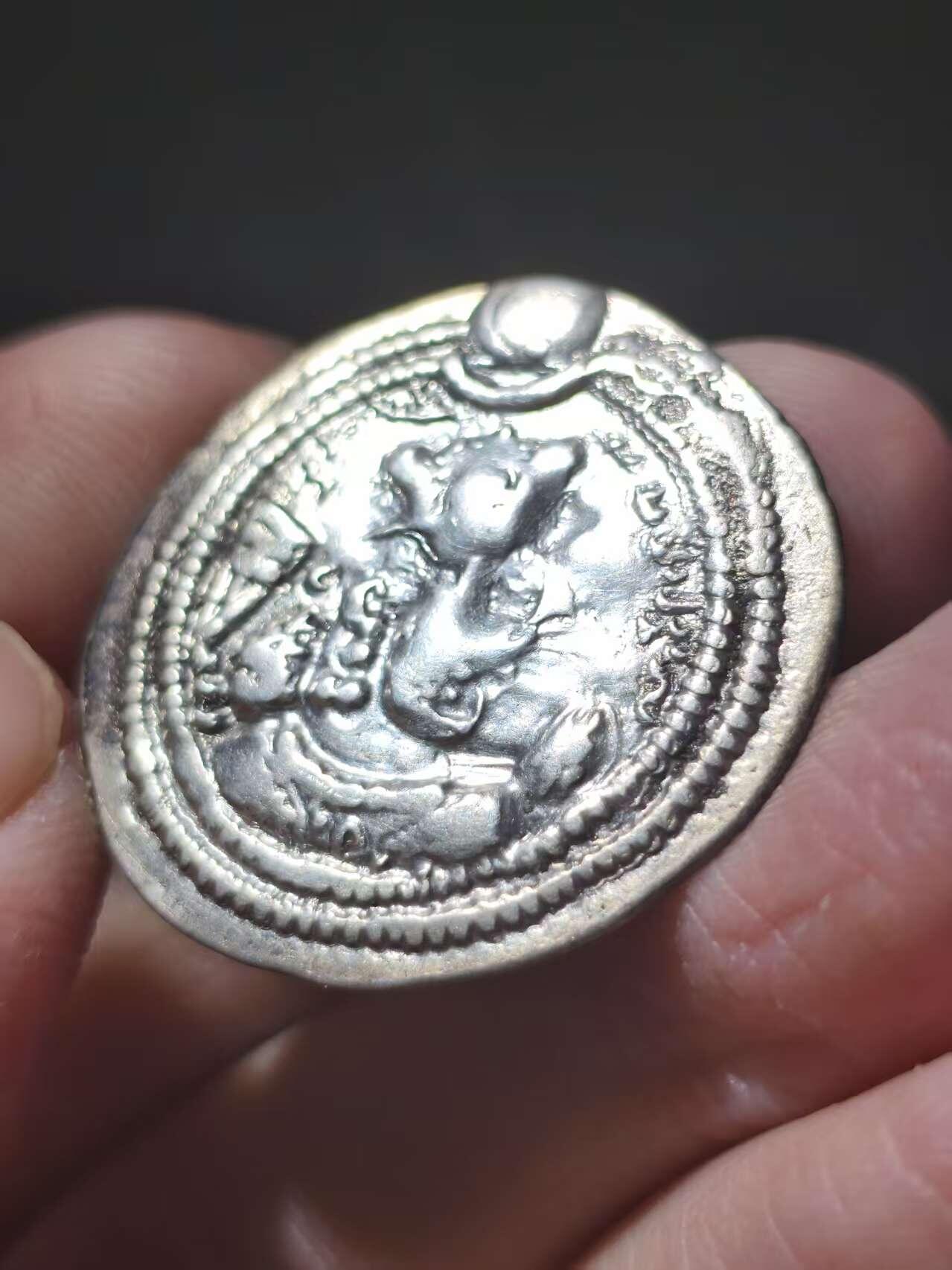 星盘世界钱币十二月二十七日古典币专场 稀少！波斯萨珊巴拉什银币，十分少见的人物，状态还不错，484年至488年铸造。巴拉什成功平息了境内的亲族叛乱。他的政策以清明和宽容著称，特别是对基督徒的宽容政策。然而，这也导致他在488年被贵族罢黜。