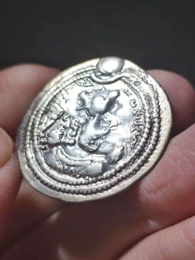 稀少！波斯萨珊巴拉什银币，十分少见的人物，状态还不错，484年至488年铸造。巴拉什成功平息了境内的亲族叛乱。他的政策以清明和宽容著称，特别是对基督徒的宽容政策。然而，这也导致他在488年被贵族罢黜。