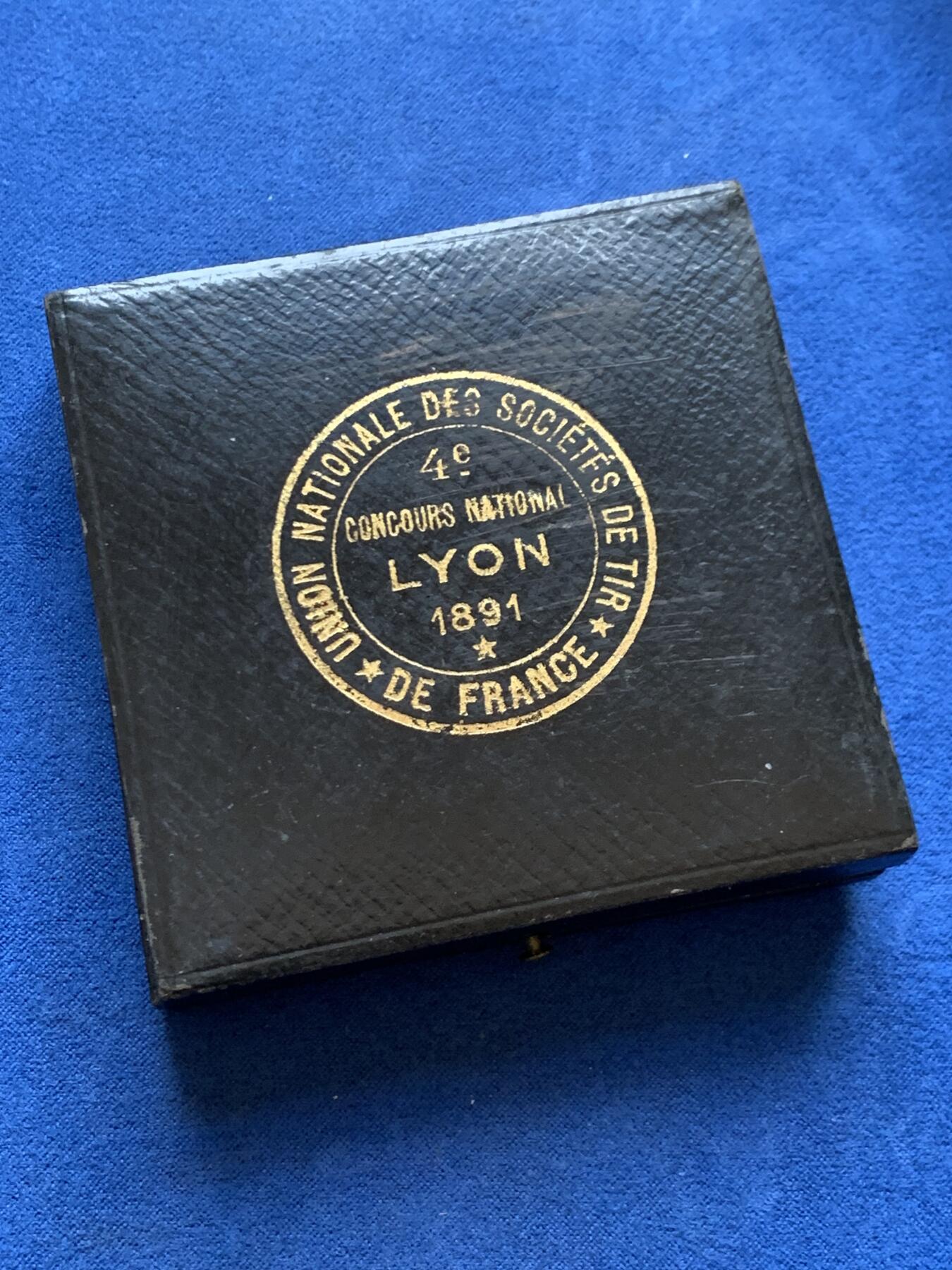 《竞宝斋》第449场 周日，周一，周二  3场连拍 （全场包邮，欢迎送拍） 法国1886年射击节大银章 79.35克 58.5mm 丰饶角银标 带盒