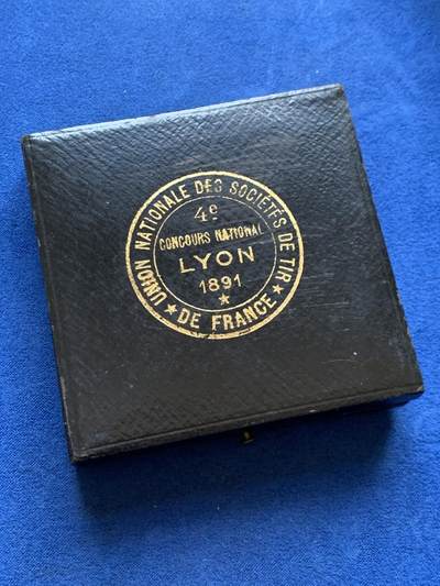 《竞宝斋》第449场 周日，周一，周二  3场连拍 （全场包邮，欢迎送拍） 法国1886年射击节大银章 79.35克 58.5mm 丰饶角银标 带盒