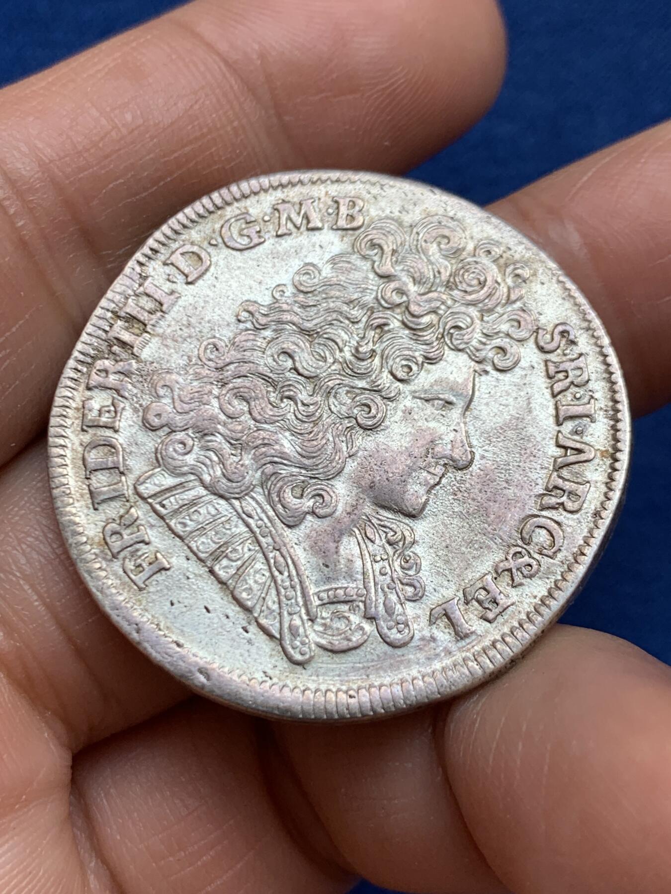 《竞宝斋》第449场 周日，周一，周二  3场连拍 （全场包邮，欢迎送拍） 神罗勃兰登堡1690年2/3泰勒大银币 品相超好光泽耀眼压印深峻 霍亨索伦的腓特烈三世选帝侯(后来的普鲁士首任国王腓特烈一世)大卷发头像 勃兰登堡-普鲁士所有领地的盾徽拼合 LCS柏林厂出品 难得的细节头发清清楚楚的压印 2/3T是流通主力大面值 更大的泰勒是极个别年份才发行的高贵面值 细节见图