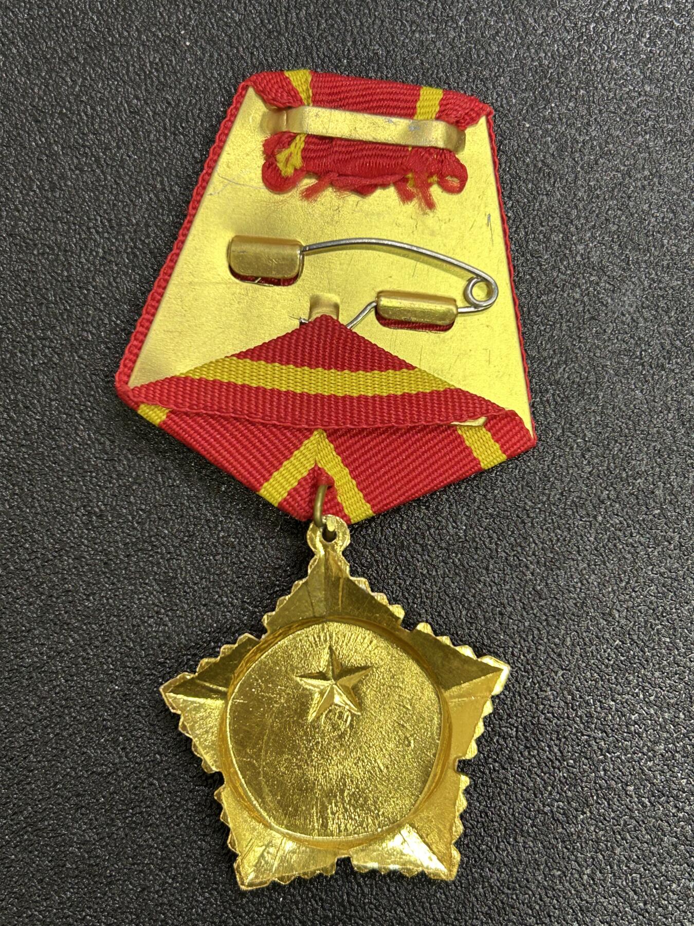 西秦中古拍卖第七十期 越南三级抗战勋章 大挂版