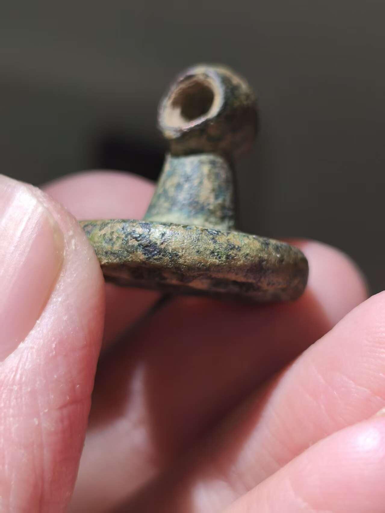 星盘世界钱币十二月二十七日古典币专场 精品！BMAC青铜文化，阿瑟克斯文明早期实心青铜印章，这种跟后期那种镂空的不是一种类型，非常少见，这一枚上面有一个系绳的孔，非常开门的管形穿系，印面是一个很奇怪的图案，这种压印也许是在封泥上使用的，估价300-400欧元