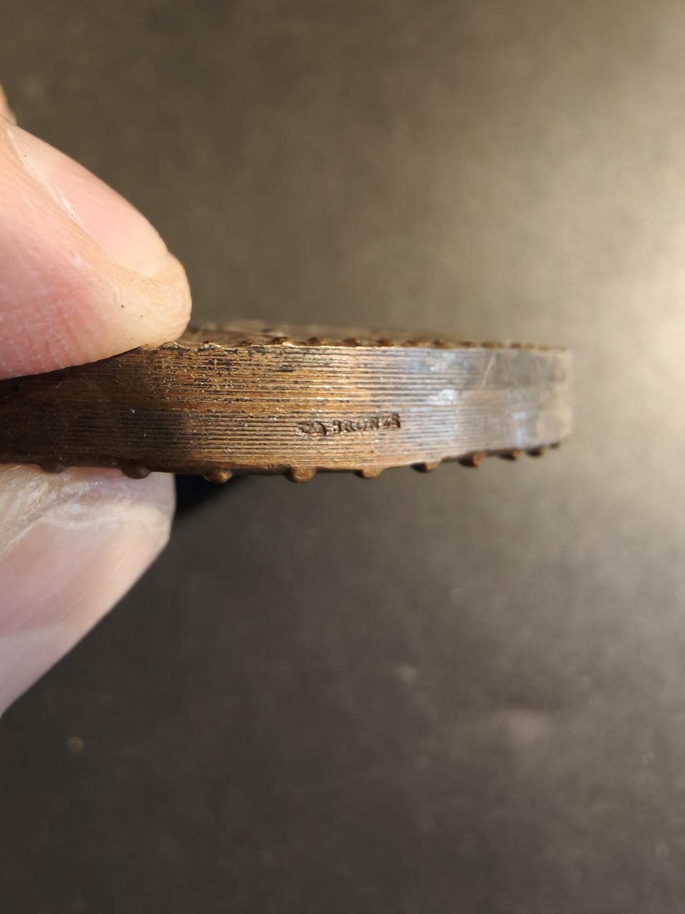 老王徽章第171期 法国临时政府总统戴高乐将军大铜章     高浮雕    原盒     直径68mm     重量164.5g       背面引用名言:法国输掉了一场战役，但法国没有输掉这场战争