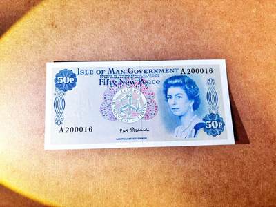 【Blue Auction】世界纸币精拍第766期——18级TOP拍卖/信誉/品质/专业/高效💫 - 【初版A冠16倒置小号非常罕见】马恩岛 1972年50新便士 女王 全新UNC（该版首张从A200001开始，此为第16张非常值得收藏，本身A冠也比B和C冠的少见】