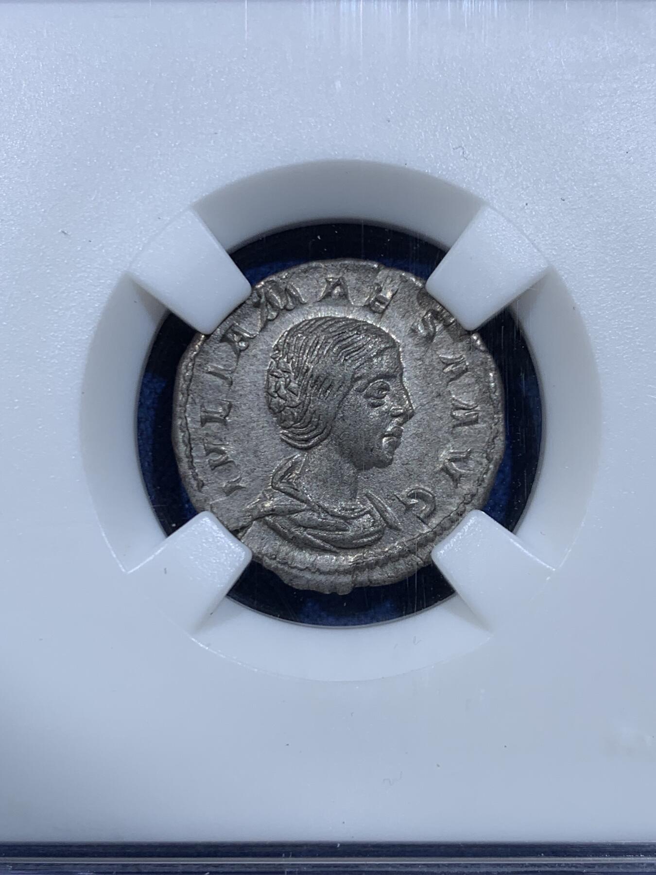 《竞宝斋》第449场 周日，周一，周二  3场连拍 （全场包邮，欢迎送拍） 奈斯评级 XF 古罗马帝国 218-222年 1狄纳里 银币 正面为多姆娜皇后的妹妹玛伊莎 背面为谦虚女神坐像 打制不错 细节良好 少见品种