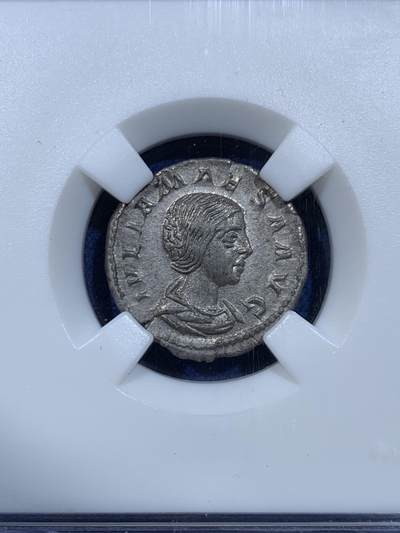 《竞宝斋》第449场 周日，周一，周二  3场连拍 （全场包邮，欢迎送拍） 奈斯评级 XF 古罗马帝国 218-222年 1狄纳里 银币 正面为多姆娜皇后的妹妹玛伊莎 背面为谦虚女神坐像 打制不错 细节良好 少见品种