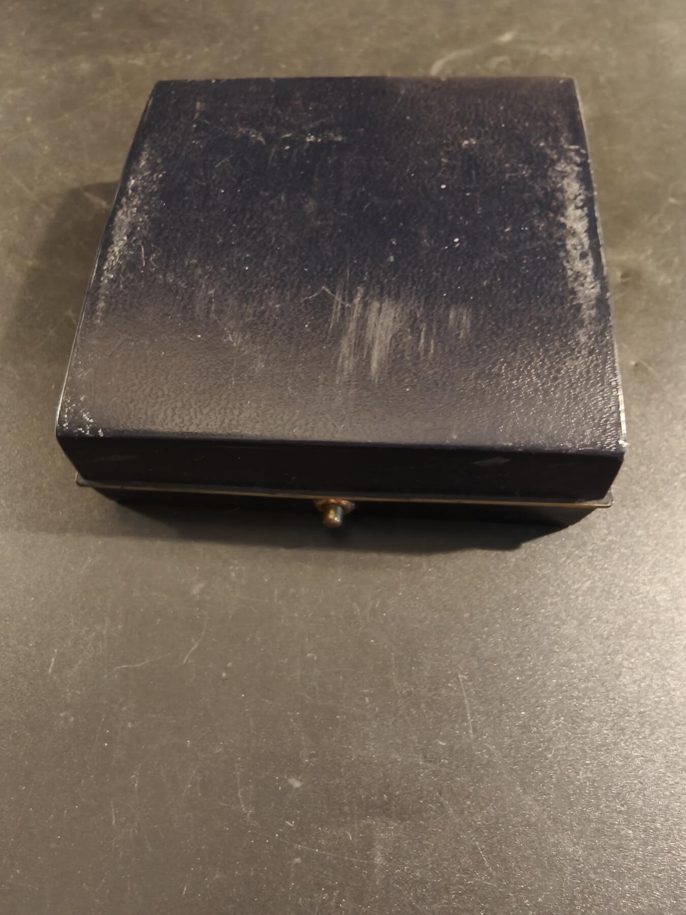 老王徽章第171期 法国存托银行与公证人协会大铜章    原盒，盒子卡扣不严    直径60mm    重量114.6g    正面人物是法国著名法学家和政治家波塔利斯。   