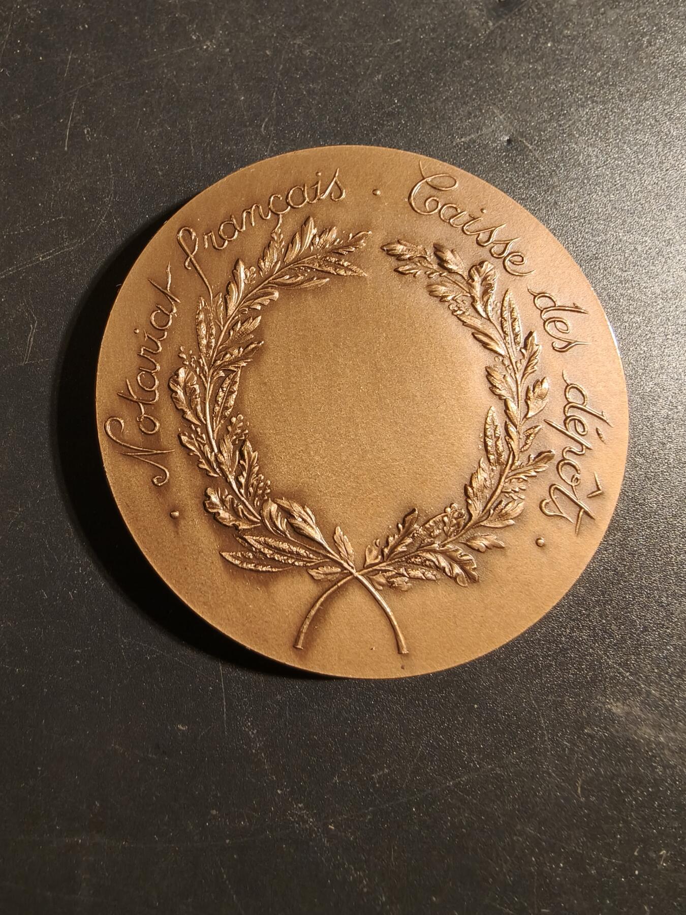 老王徽章第171期 法国存托银行与公证人协会大铜章   原盒   直径60mm    重量115.6g    正面人物是法国著名法学家和政治家波塔利斯。