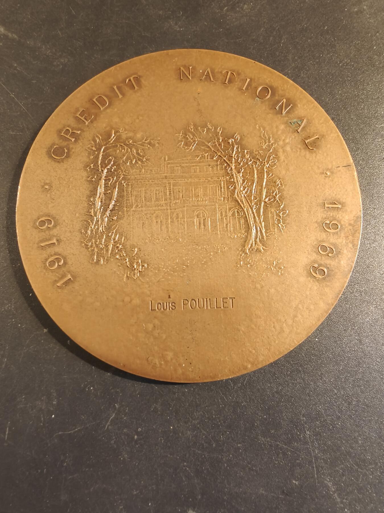 老王徽章第171期 法国国家信贷银行成立50周年大铜章     直径81mm    重量190g