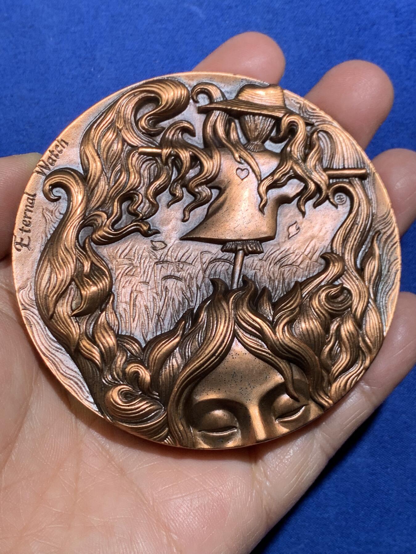 《竞宝斋》第449场 周日，周一，周二  3场连拍 （全场包邮，欢迎送拍） 上海百拓稻草人之恋大铜章，编号055，总重约349.9克，直径80mm，原盒原证。