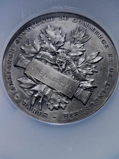 《竞宝斋》第449场 周日，周一，周二  3场连拍 （全场包邮，欢迎送拍） NGC MS63 法国 1928年 纪念巴黎贸易与工业联盟成立大银章，57mm直径，磨砂底板，加大加厚盒。