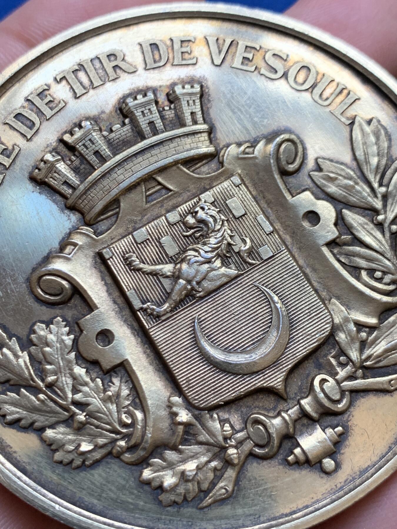 《竞宝斋》第449场 周日，周一，周二  3场连拍 （全场包邮，欢迎送拍） 法国1878年维苏尔射击协会镀金大银章，蜜蜂银标边铭，重91.25g，直径61mm。光材料价都上千了