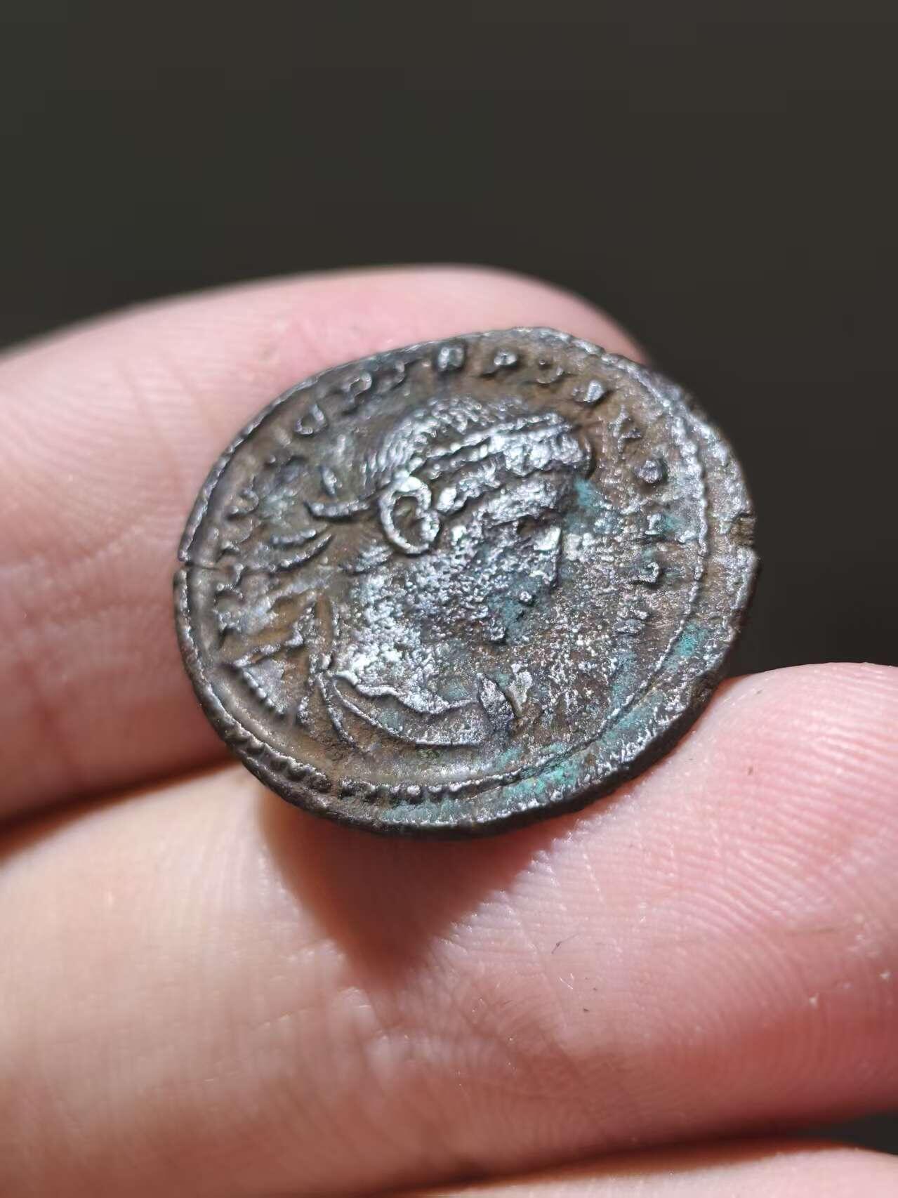 星盘世界钱币十二月二十七日古典币专场 古罗马帝国克里斯普斯铜币，背城门营门，少见的伦敦造币厂