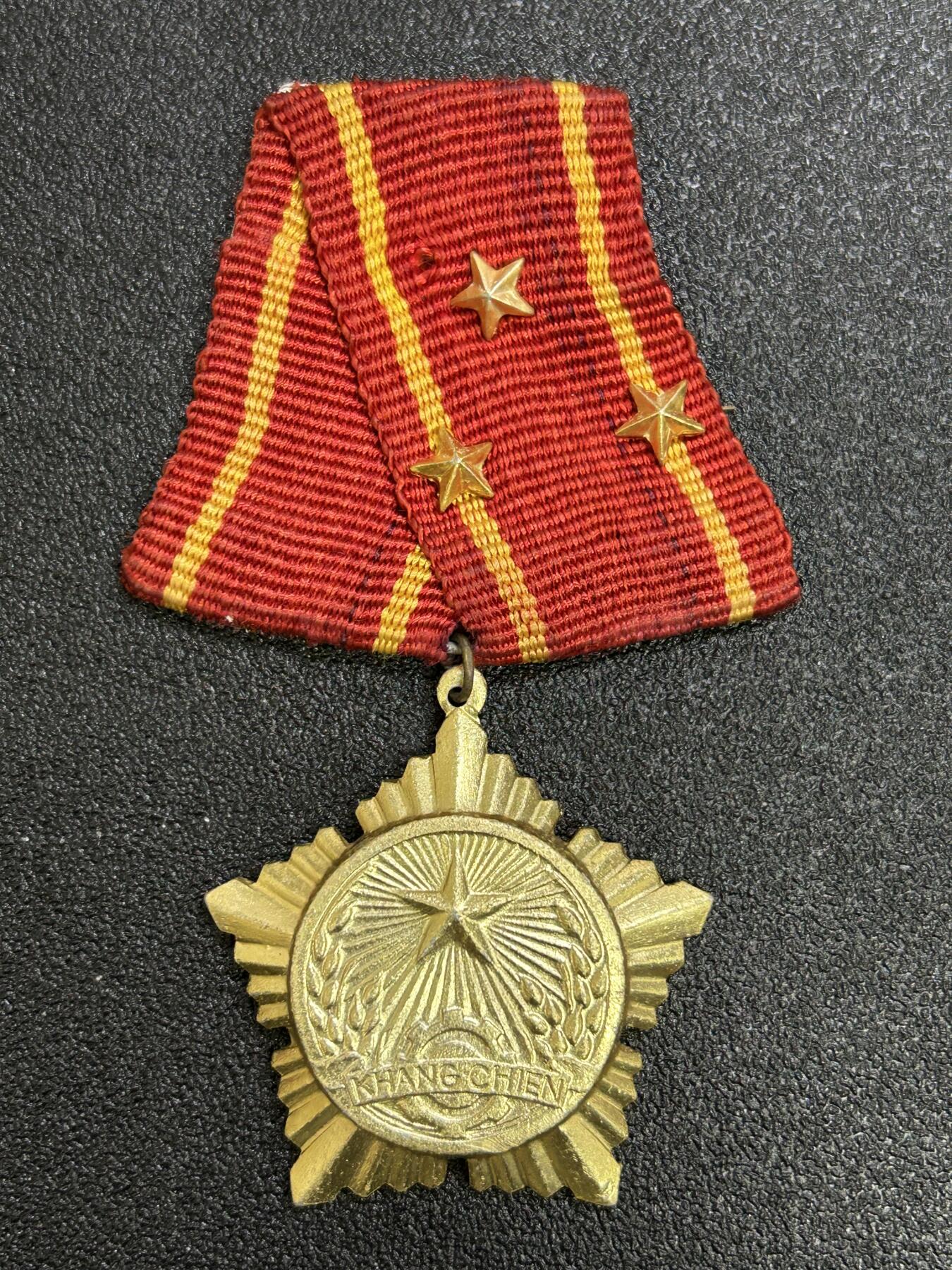 西秦中古拍卖第七十期 越南一级抗战勋章 早期版