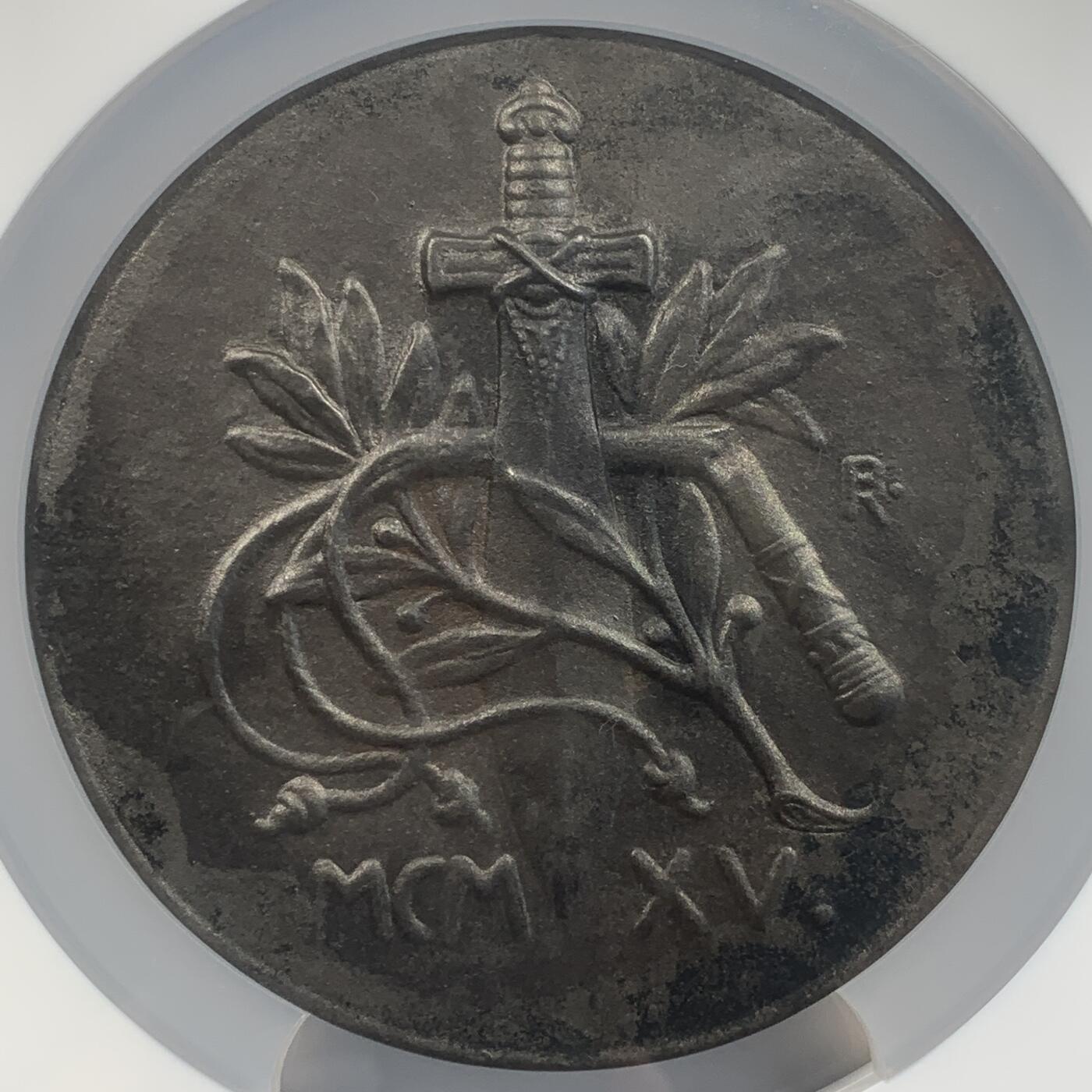 掌中浮雕-藏着的欧洲第047场 NGC MS61 : 1915年8月6日一战德国巴伐利亚公爵利奥波德占领华沙纪念铁质纪念章， 93mm，罕见！  边戳：德国DS系列#081号——边戳#29  ,NGC超大盒子