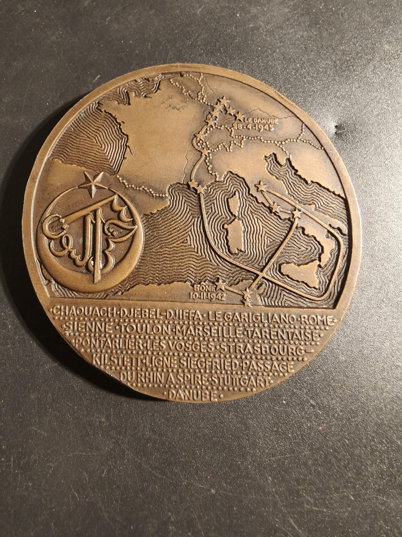 老王徽章第171期 法国二战阿尔及利亚步枪兵第3团大铜章      纪念参加的重要战役：突尼斯（Tunisie 1943）、意大利（Italie 1944）、法国（France 1944-45）、德国（Allemagne 1945）       直径68mm      重量157g