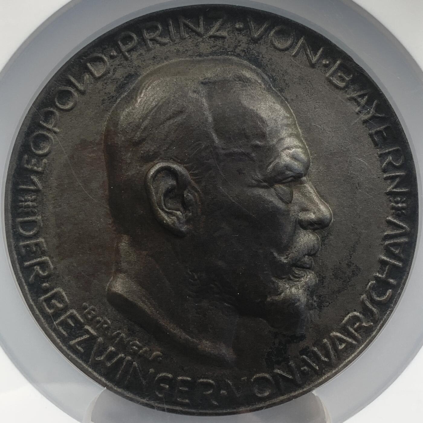掌中浮雕-藏着的欧洲第047场 NGC MS61 : 1915年8月6日一战德国巴伐利亚公爵利奥波德占领华沙纪念铁质纪念章， 93mm，罕见！  边戳：德国DS系列#081号——边戳#29  ,NGC超大盒子