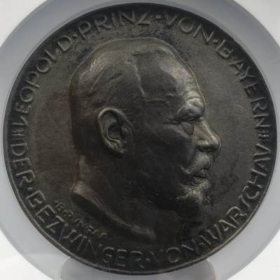 掌中浮雕-藏着的欧洲第047场 - NGC MS61 : 1915年8月6日一战德国巴伐利亚公爵利奥波德占领华沙纪念铁质纪念章， 93mm，罕见！  边戳：德国DS系列#081号——边戳#29  ,NGC超大盒子