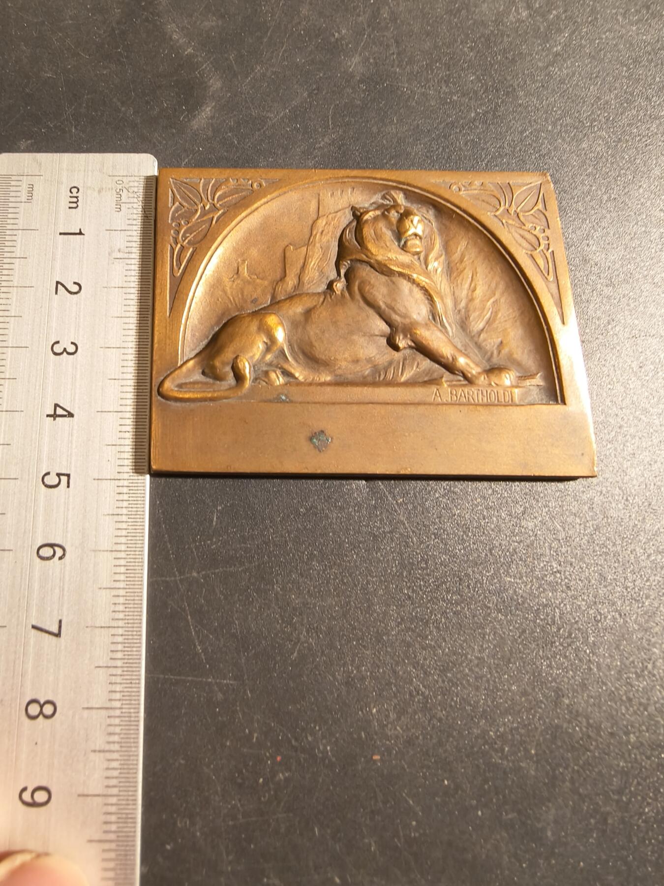 老王徽章第171期 法国贝尔福雄狮方形大铜章    巴托尔迪名作     尺寸63×49mm     重量108.9g     雄狮雕塑象征着1870-1871年贝尔福围城战期间丹弗特-罗什罗上校领导的英勇抵抗 