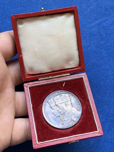 《竞宝斋》第449场 周日，周一，周二  3场连拍 （全场包邮，欢迎送拍） - 英国1935年乔治五世登基25周年纪念银章，15.7克，31.6mm，好品相，带原盒。