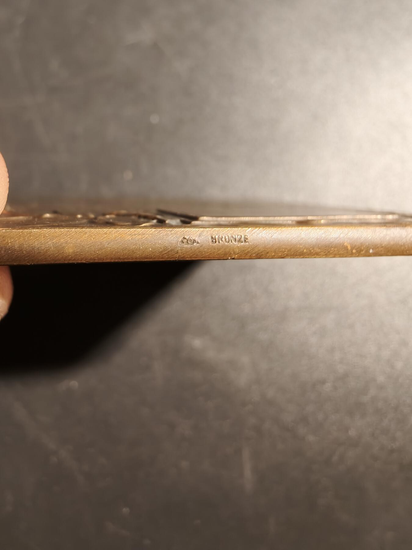 老王徽章第171期 法国1925年图尔宽第28届全国和国际射击比赛方形大铜章      尺寸67×50mm     重量88.1g