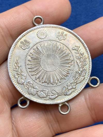 《竞宝斋》第449场 周日，周一，周二  3场连拍 （全场包邮，欢迎送拍） 明治三年日本龙洋，原味五彩，包浆极美，细节见图。