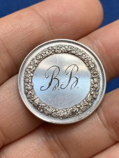 《竞宝斋》第449场 周日，周一，周二  3场连拍 （全场包邮，欢迎送拍） 婚礼银章 9.9克 27.2mm 1873 蜜蜂银标 边铭刻字