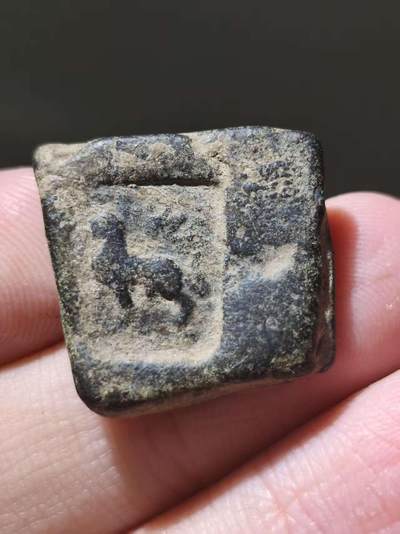 星盘世界钱币十二月二十七日古典币专场 - 古印度塔克希拉铜币，正面为狮子与三孔佛丘符号，背面为大象