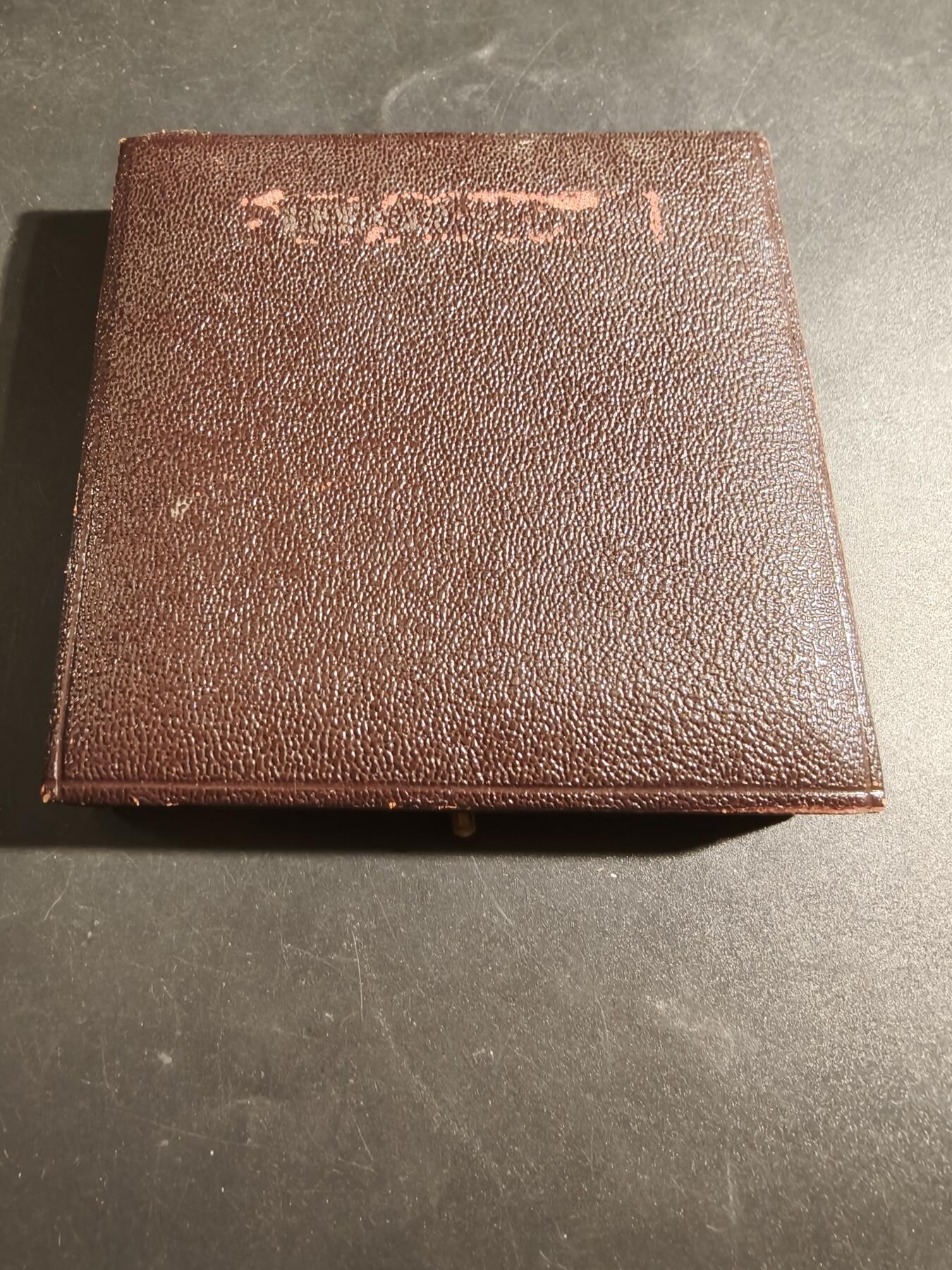 老王徽章第171期 法国里昂信贷银行25年服务镀金大铜章     原盒    大师皮列作品     直径80mm     重量262.2g