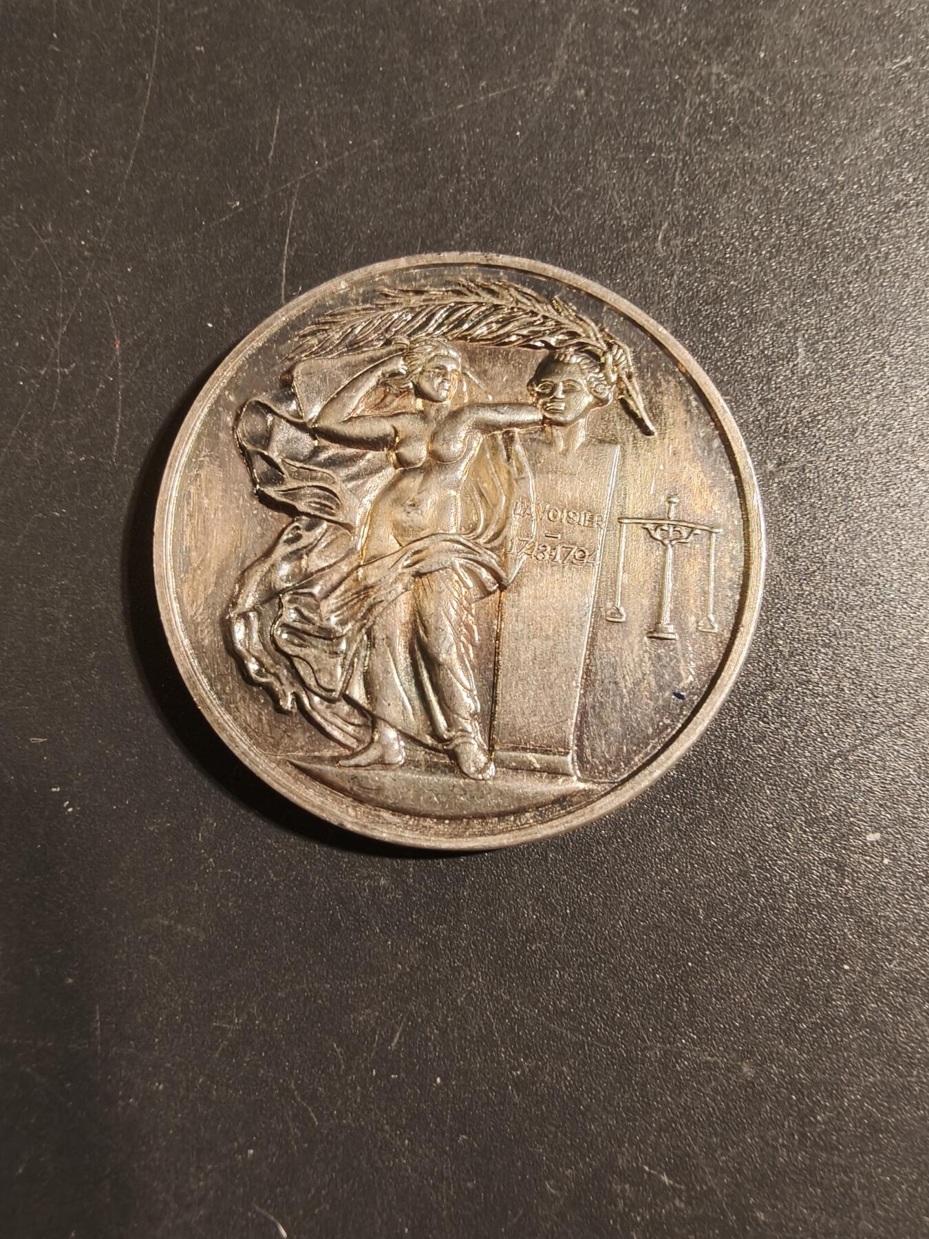 老王徽章第171期 法国化工联合会镀银大铜章     直径36mm    重量19.5g