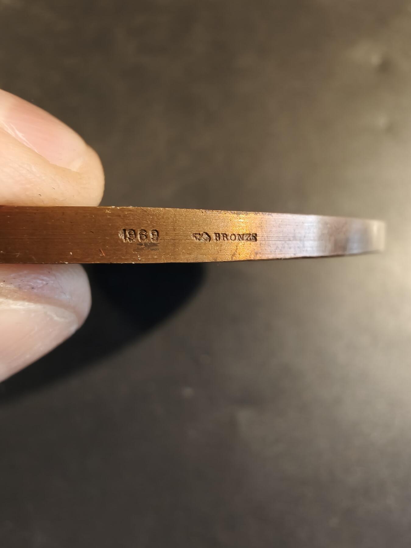 老王徽章第171期 法国国家信贷银行成立50周年大铜章     直径81mm    重量190g