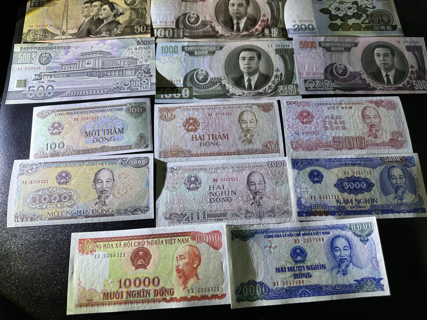 《外钞收藏家》第五百九十六期（精品大拍场）（本平台长期征集拍品、欢迎藏友们联系合作） 朝鲜上一版本9张+越南纸钞版本8张两套（胡爷爷与金爷爷）	UNC